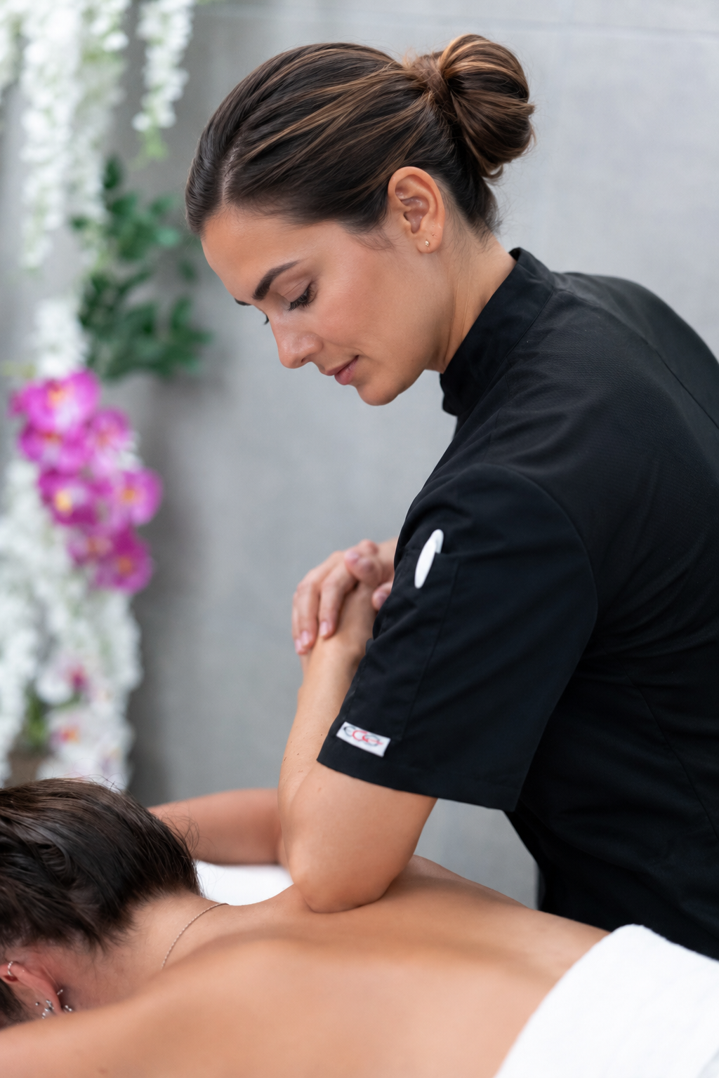 Operatrice della SPA durante un massaggio