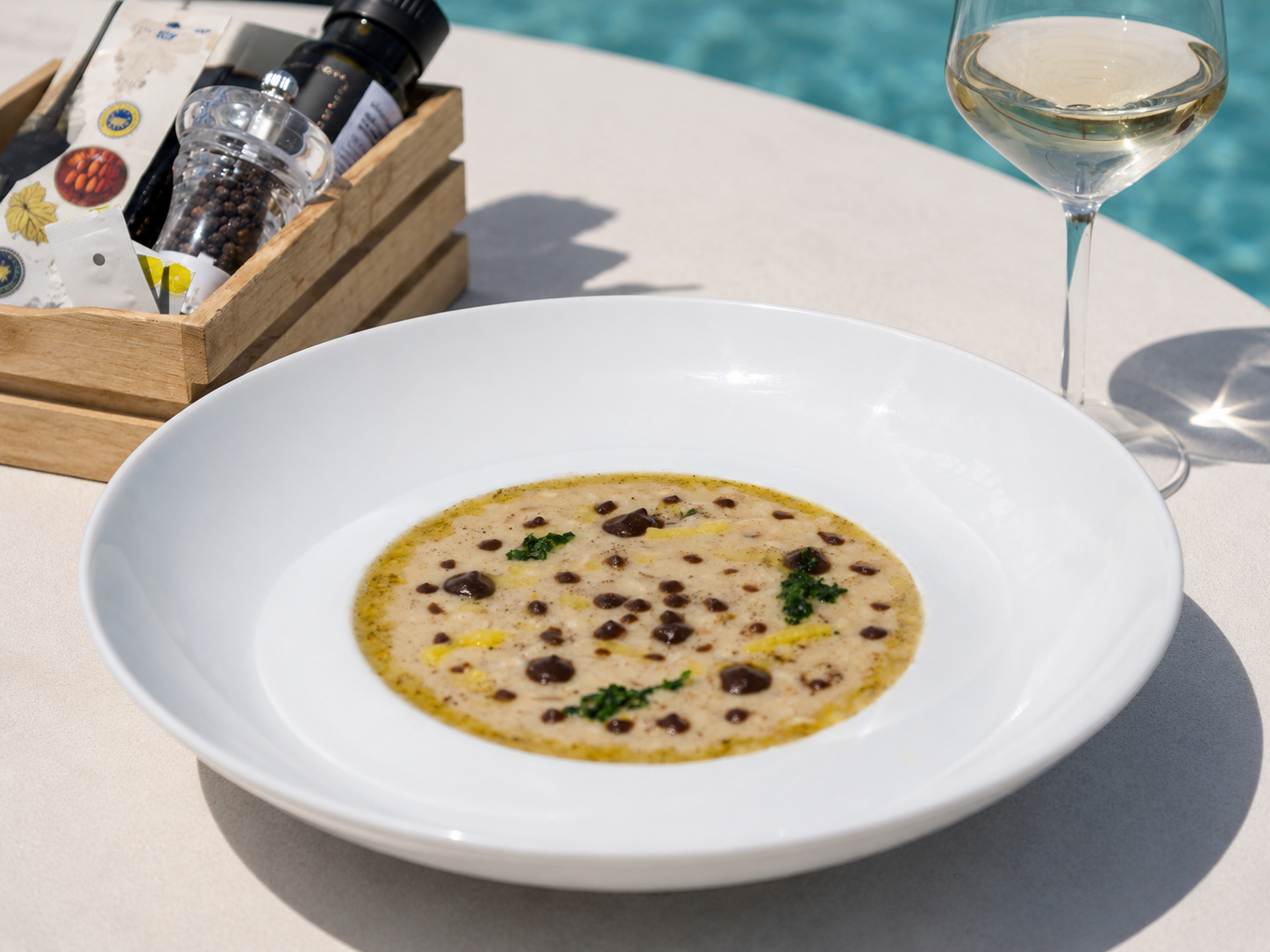Bistrot-Gericht am Pool von La Blanca serviert