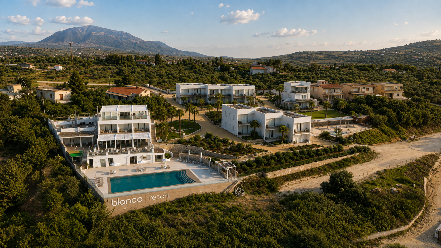 Widok dzienny La Blanca Resort między Monte Bonifato a wzgórzami