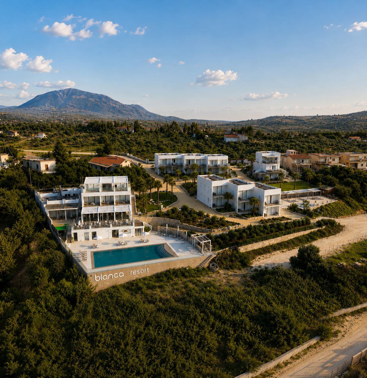 Widok z lotu ptaka na La Blanca Resort między Monte Bonifato a wzgórzami