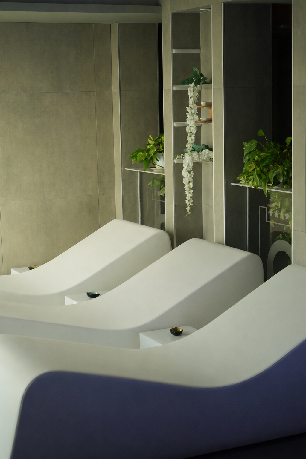 Leżanki w strefie wellness spa