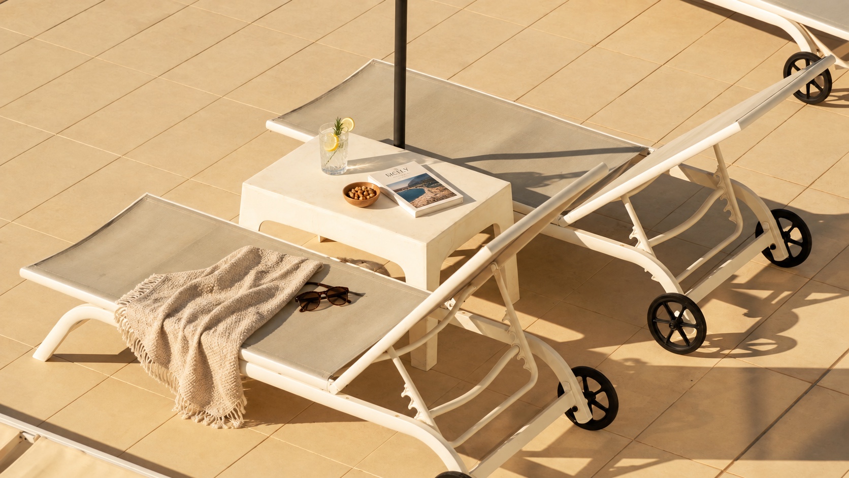 Transats préparés au bord de la piscine