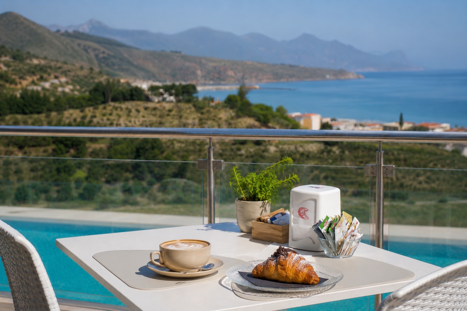 Frühstück am Pool mit Blick auf den Golf