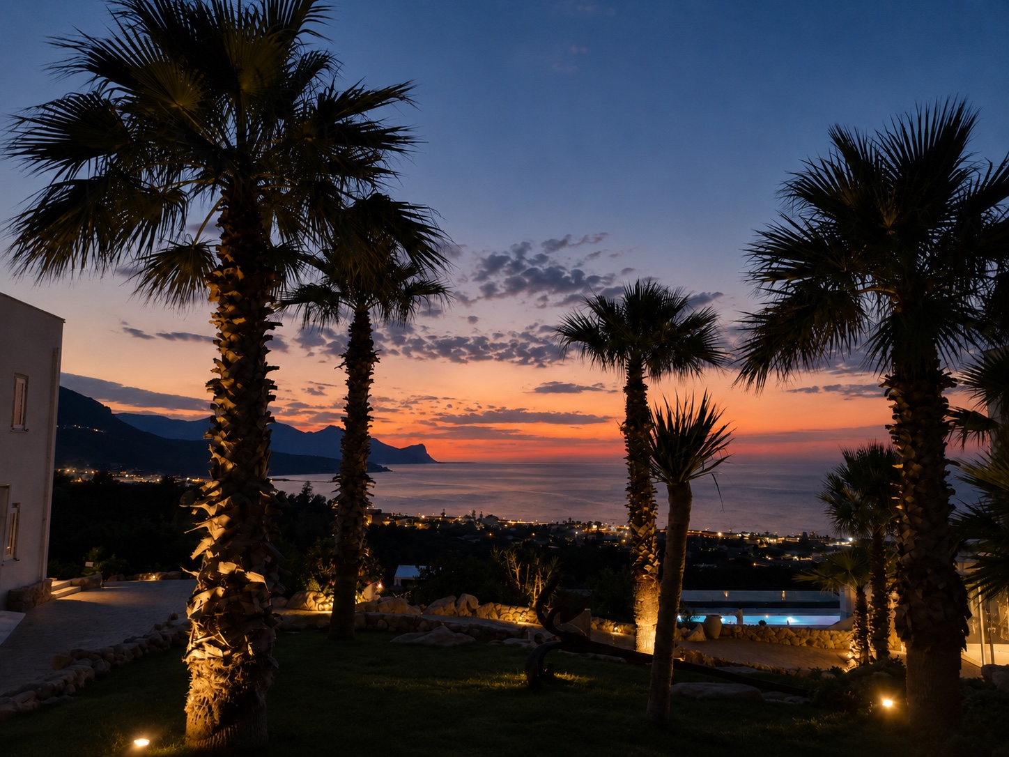 Der Golf von Castellammare bei Sonnenuntergang zwischen den beleuchteten Palmen von La Blanca