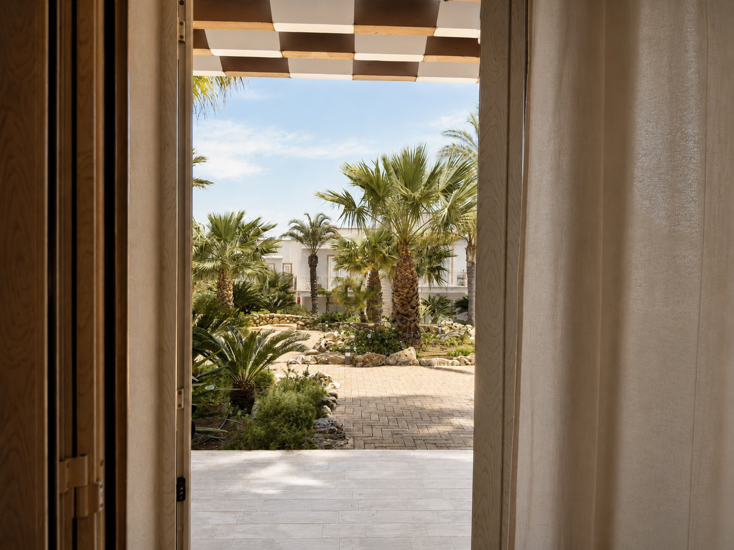Zugang zum Garten vom barrierefreien Comfort-Zimmer mit Meerblick