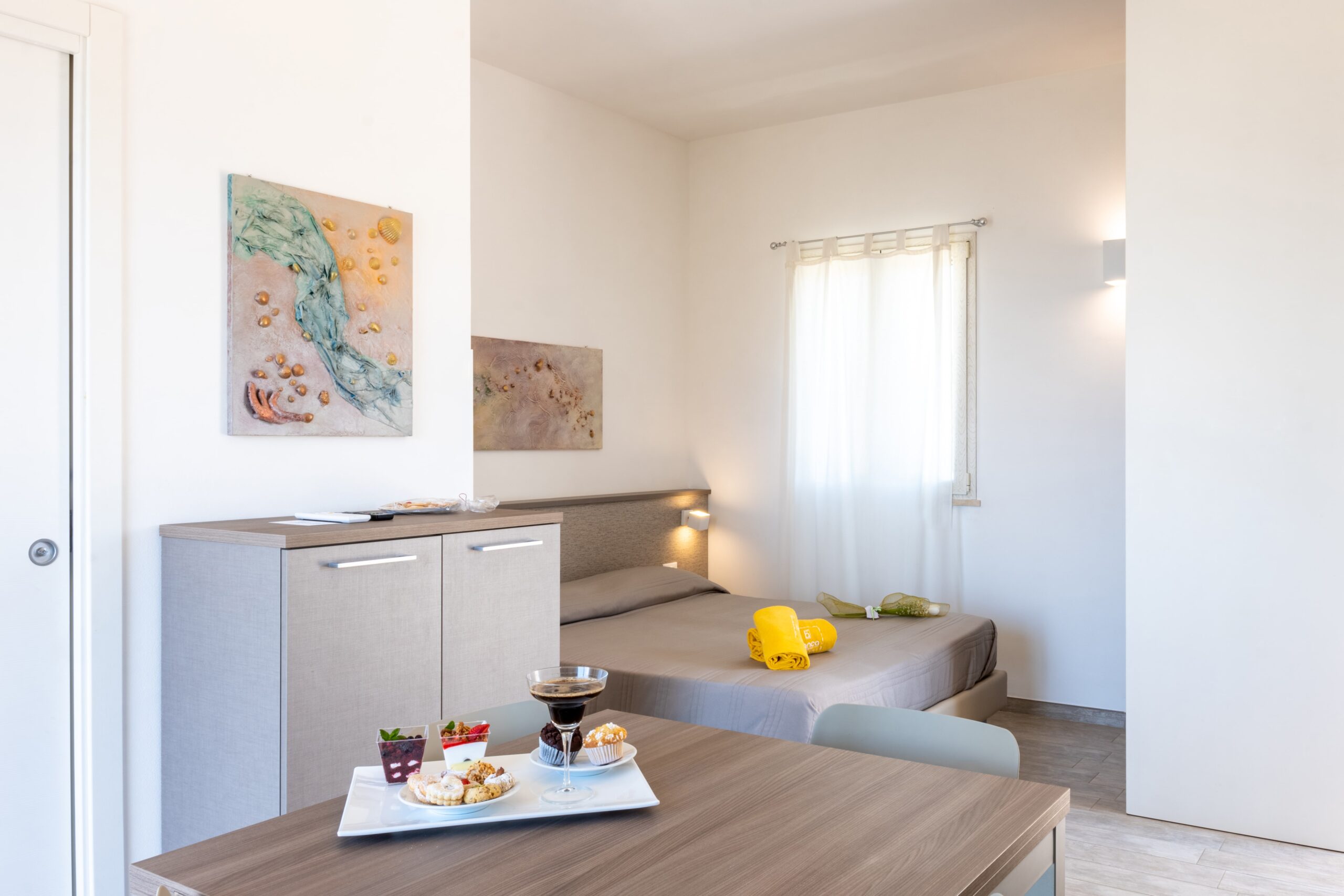 Innenansicht des Comfort-Zimmers mit Gartenblick