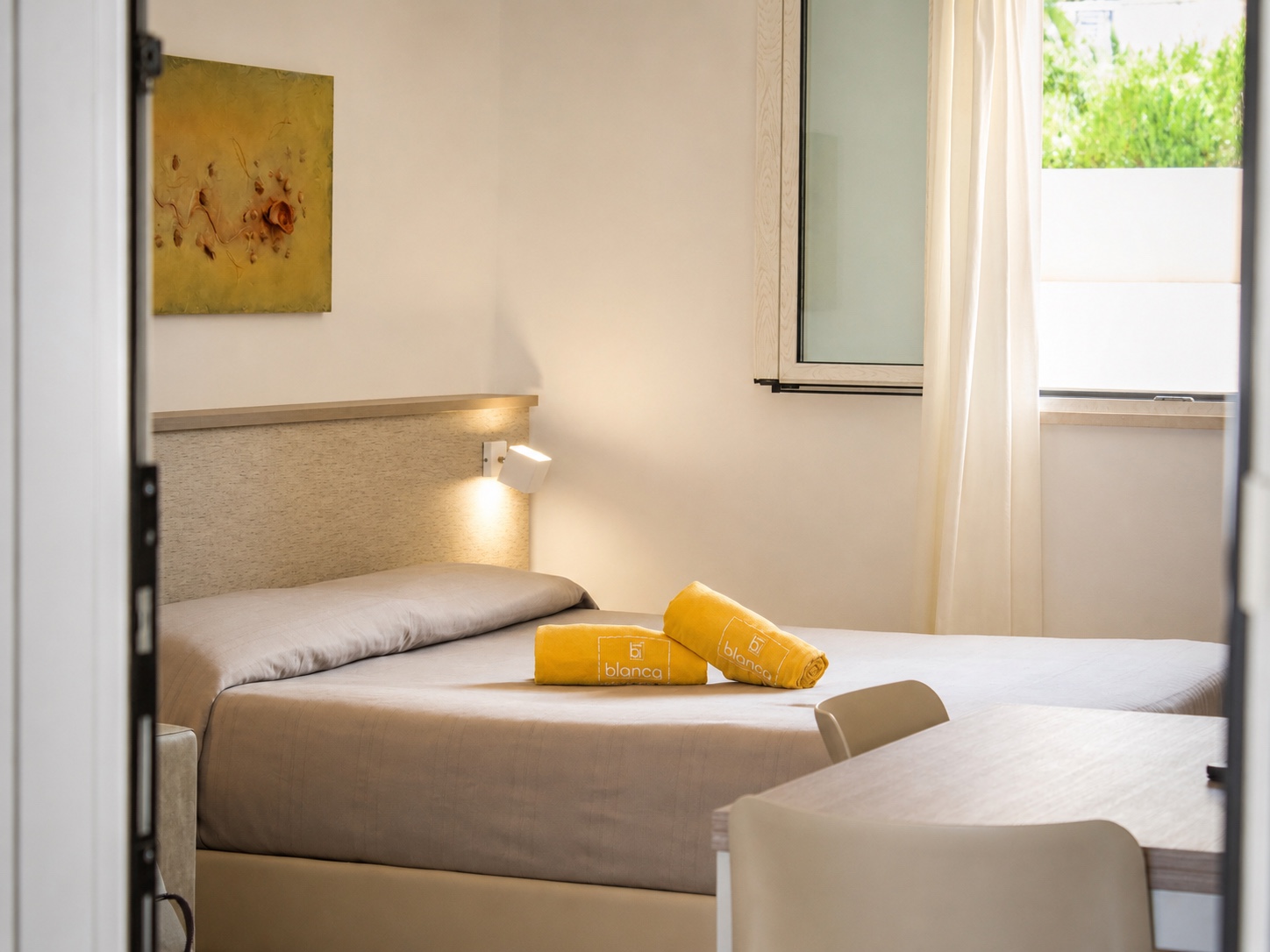 Cama y zona de comedor de la Comfort Vista Mar