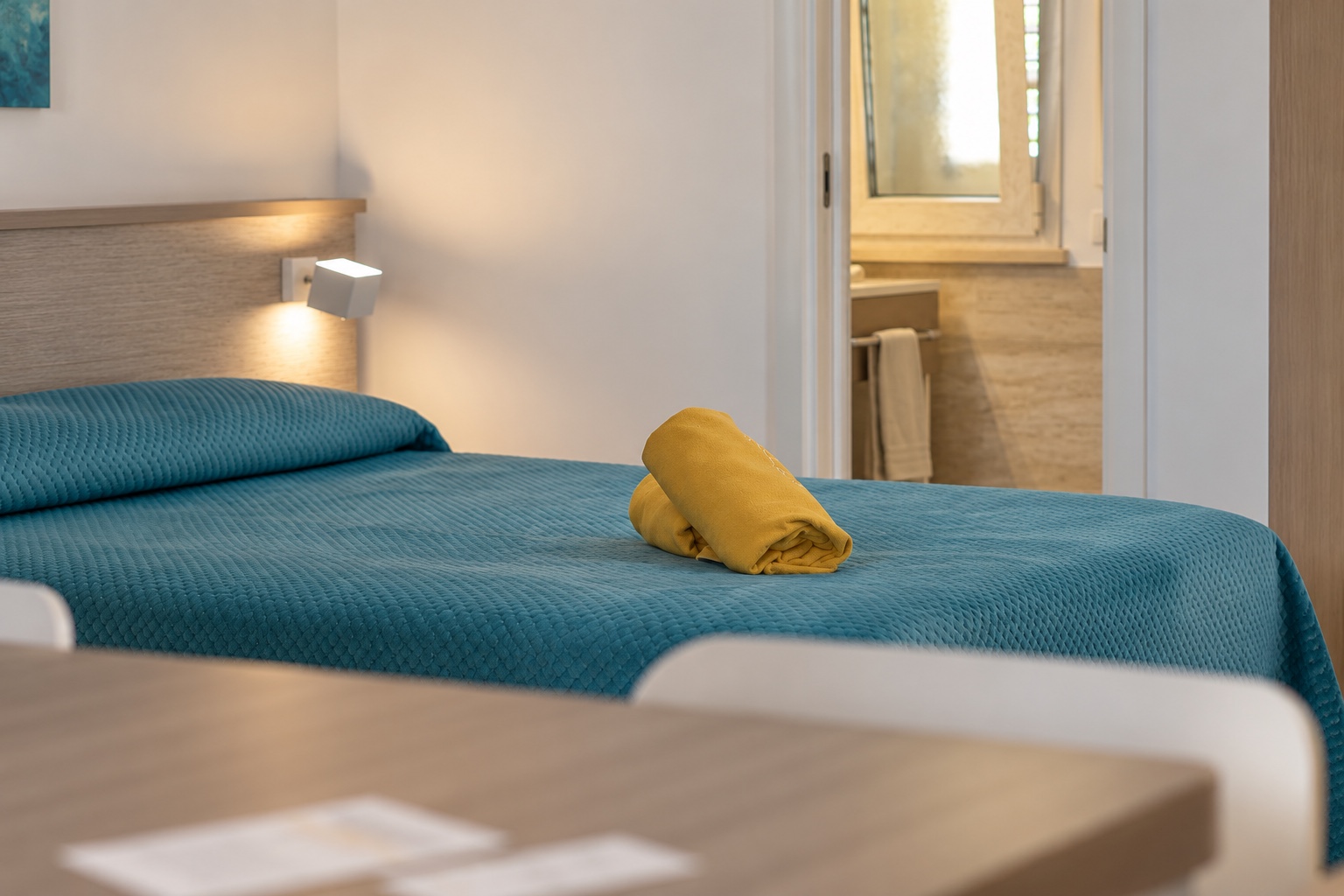 Helles Zimmer mit Doppelbett und La Blanca-Handtüchern
