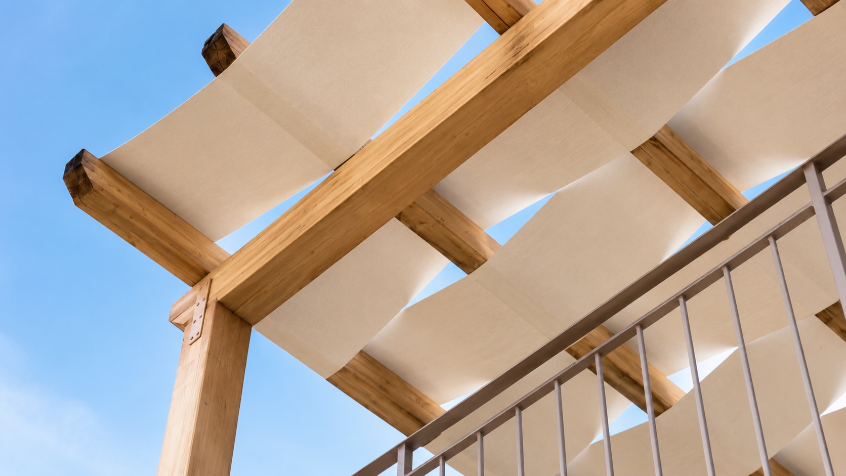 Helle Terrassenpergola unter blauem Himmel