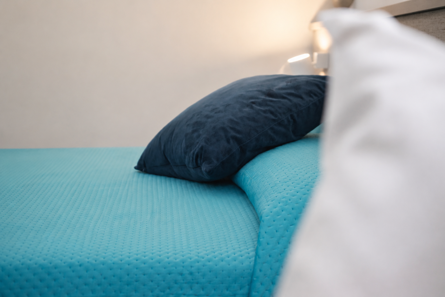 Bettdetail in der Premium-Unterkunft mit Meerblick