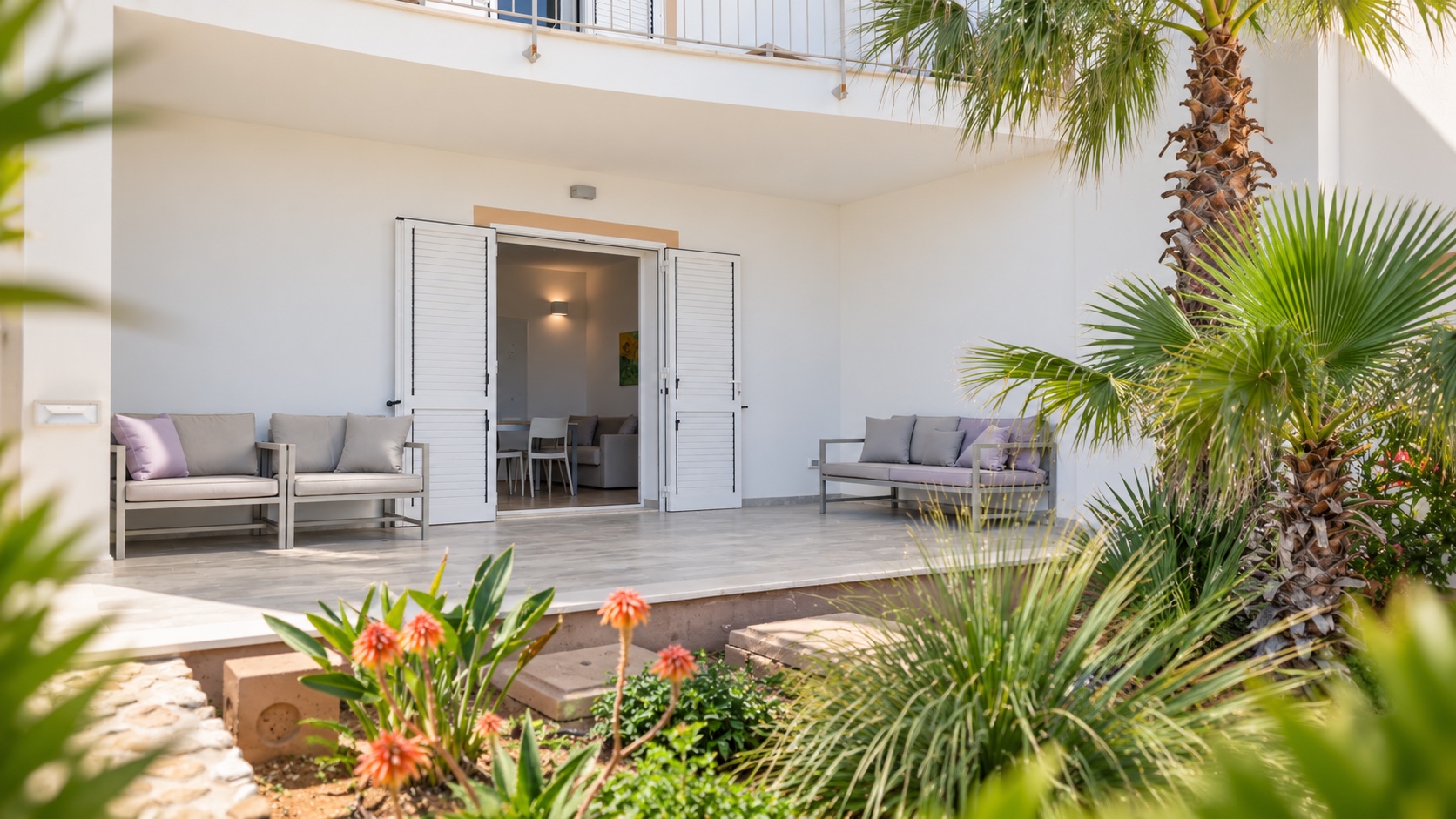 Terrasse des Superior-Zimmers mit Meerblick im Garten