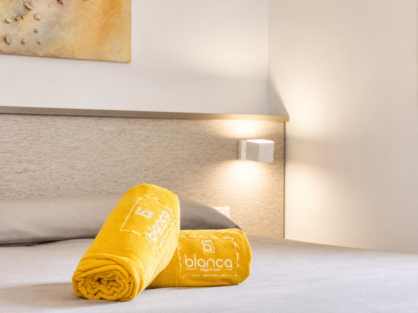 Bett mit La Blanca-Handtüchern im Essential Dreibettzimmer
