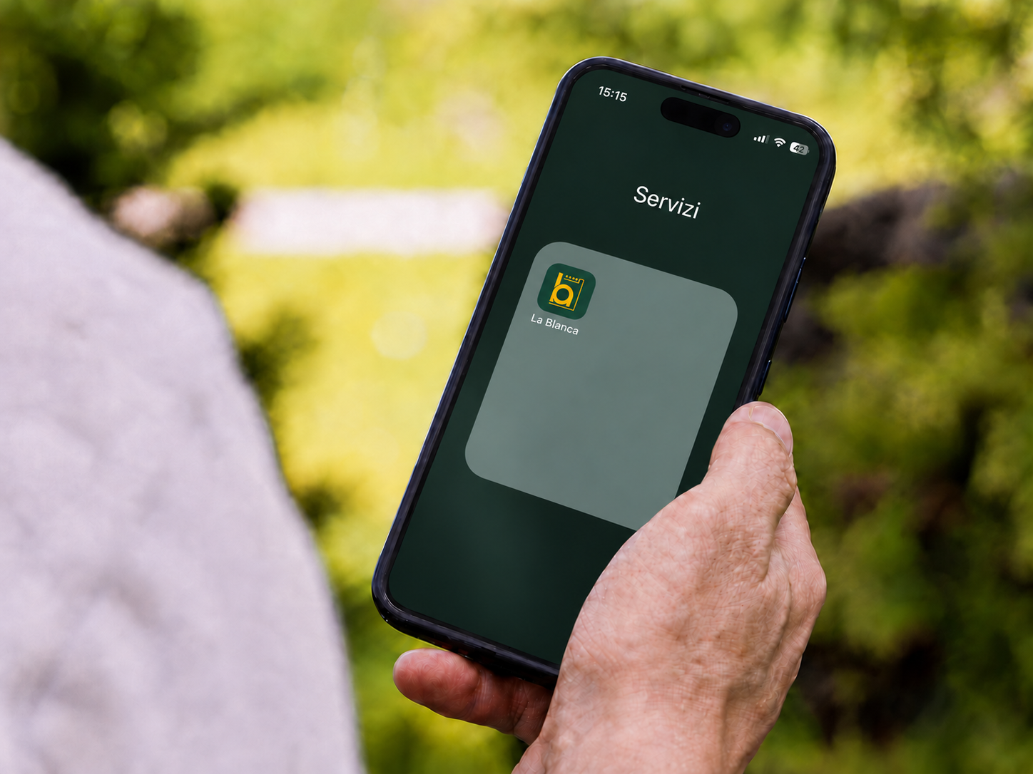 Gros plan d’un smartphone affichant l’espace Services de l’application La Blanca