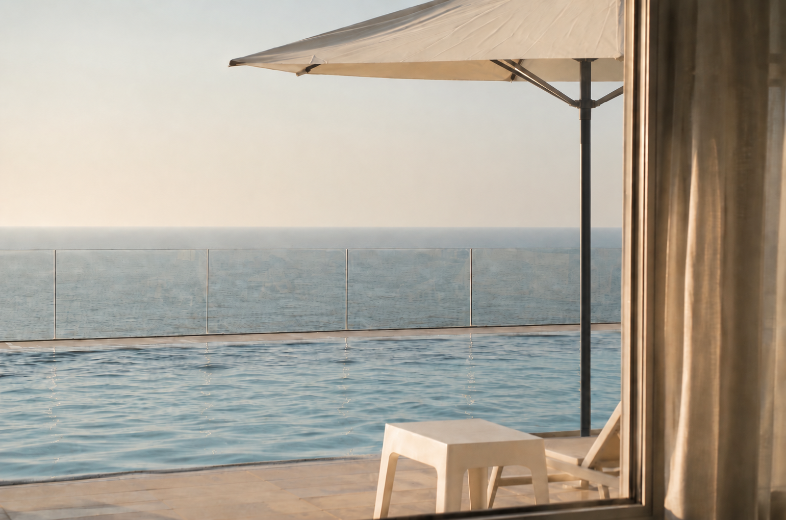 Vue sur la piscine et le golfe depuis la salle de sport