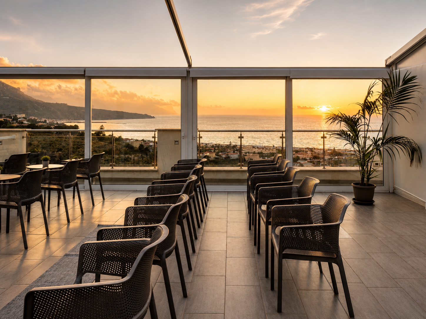 Salle de réunion panoramique avec vue sur le golfe au coucher du soleil